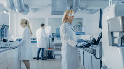 ScientistsInLab